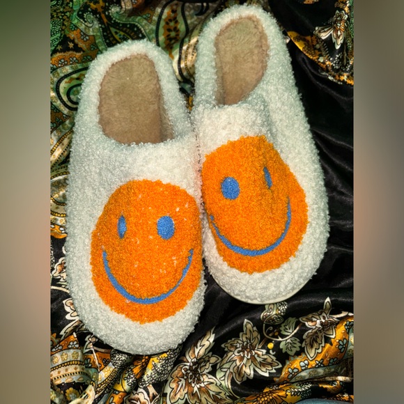 Smiley slippers - Picture 1 of 3